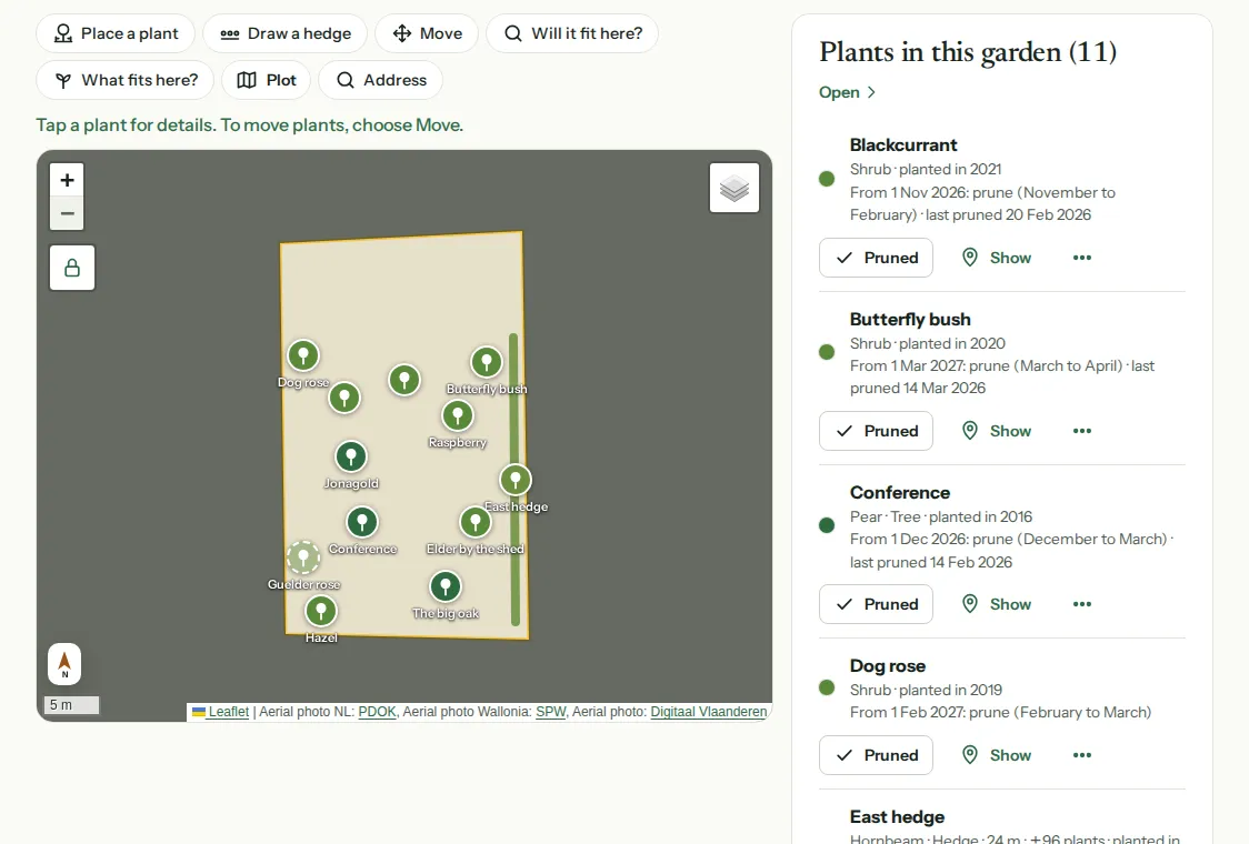 A garden in Bladwijzer: the plot on the map with the trees, shrubs and hedge, and next to it the plants with their pruning times.