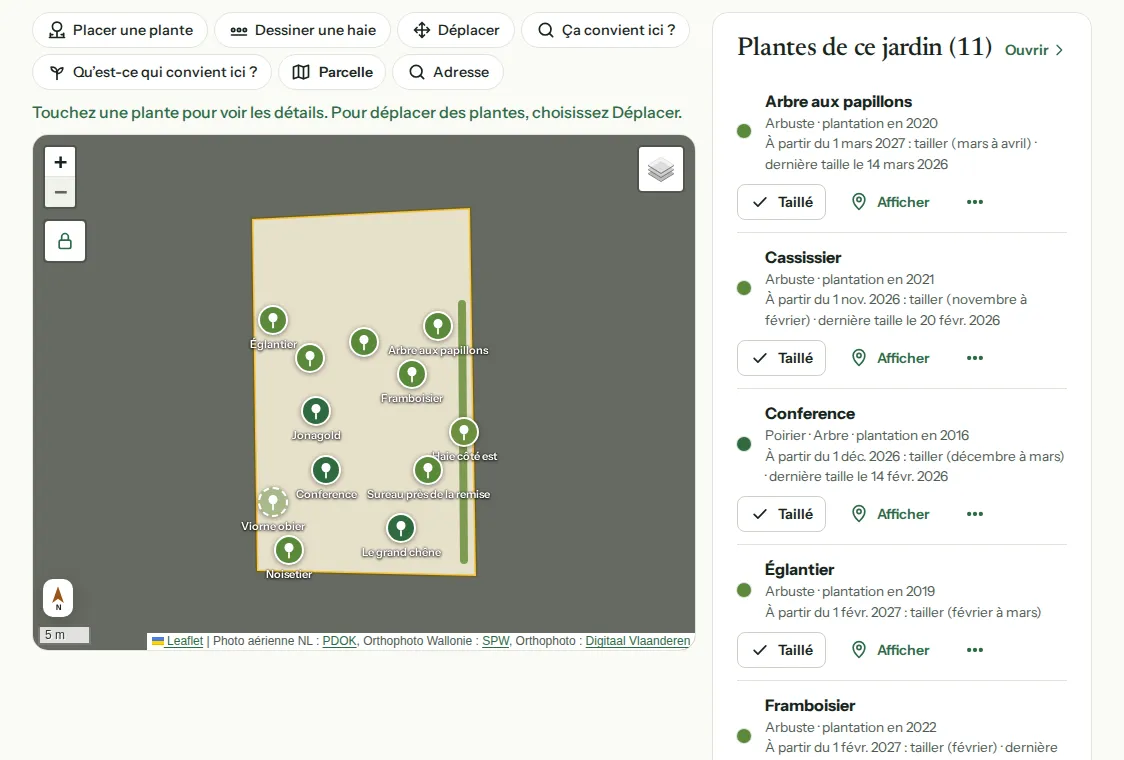 Un jardin dans Bladwijzer : la parcelle sur la carte avec les arbres, les arbustes et la haie, et à côté les plantes avec leur moment de taille.