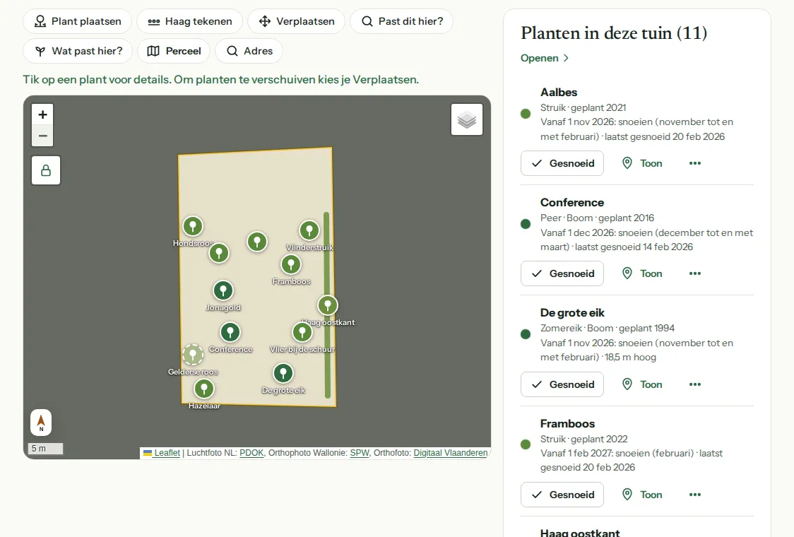 Een tuin in Bladwijzer: het perceel op de kaart met de bomen, struiken en de haag, en ernaast de planten met hun snoeimoment.